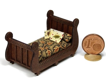 Renaissance bed in miniature, scale 1/48
