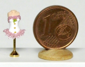 Romantic, burlesque or sexy? Micro-scale mannequins 1/120