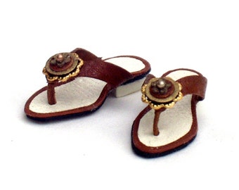 Miniature flip flops in leather, scale 1/12