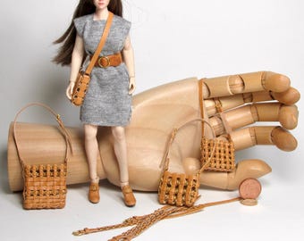Vintage shoulder bag, leather and metal ring, scale 1/12