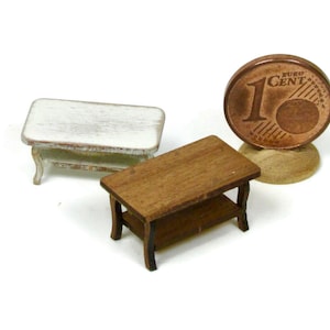 Könnte beinhalten: Zwei Miniatur-Holztische, einer weiß lackiert und der andere braun gebeizt, mit einer 1-Cent-Euro-Münze als Größenvergleich.