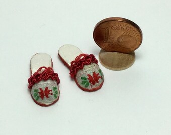 Miniature slippers in felt, 1/12 scale