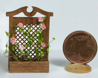 Wooden grill with roses, 1/48 scale