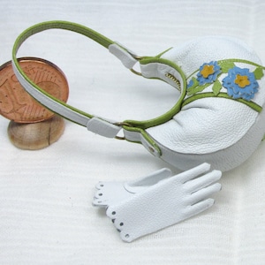 Miniature modern gloves in soft leather, elegant, very realistic, 1/12 scale