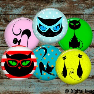 Puede incluir: Seis botones redondos y coloridos con ilustraciones de gatos negros. Los botones presentan varios diseños, incluyendo lunares, rayas y un gato con gafas de sol.