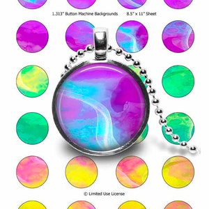 Puede incluir: Un collar de plata con un colgante redondo que presenta un diseño abstracto colorido en tonos de azul, rosa y amarillo. El colgante está rodeado por un bisel de plata. La imagen también muestra 12 círculos más pequeños con el mismo diseño abstracto en varios colores, etiquetados como "1.313" Button Machine Backgrounds" y "8.5" x 11" Sheet". La imagen incluye el texto "Limited Use License".