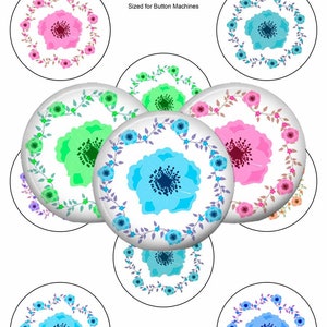 Puede incluir: Una hoja de pegatinas circulares de 6,67 cm de diámetro con un diseño floral. El diseño presenta una flor azul con hojas verdes sobre un fondo blanco. La hoja está dimensionada para máquinas de botones. Crazy Grace Graphics Subsidiaria de Badge Reel Boutique PM300