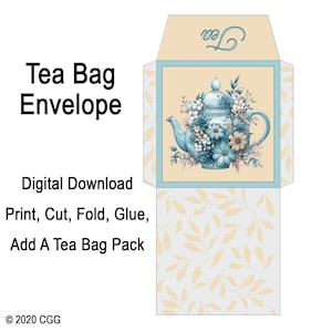 Op de afbeelding: Een digitaal te downloaden theezakjesenvelop met een bloemig theepotontwerp. De envelop heeft een lichtblauwe theepot omringd door witte en blauwe bloemen. De tekst "Tea Bag Envelope" wordt in het zwart weergegeven, samen met montage-instructies.