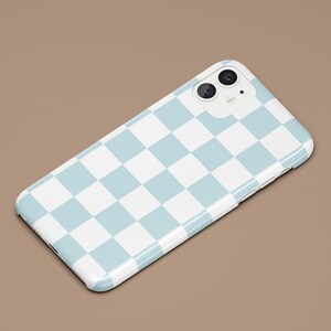 Op de afbeelding: Een lichtblauwe en witte geruite telefoonhoes voor een iPhone.