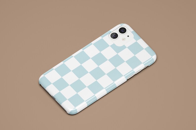 Op de afbeelding: Een lichtblauwe en witte geruite telefoonhoes voor een iPhone.
