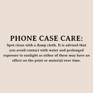 Op de afbeelding: Tekst op een witte achtergrond die luidt: "PHONE CASE CARE: Reinig met een vochtige doek. Het wordt geadviseerd om contact met water en langdurige blootstelling aan zonlicht te vermijden, omdat beide de print of het materiaal in de loop van de tijd kunnen aantasten."