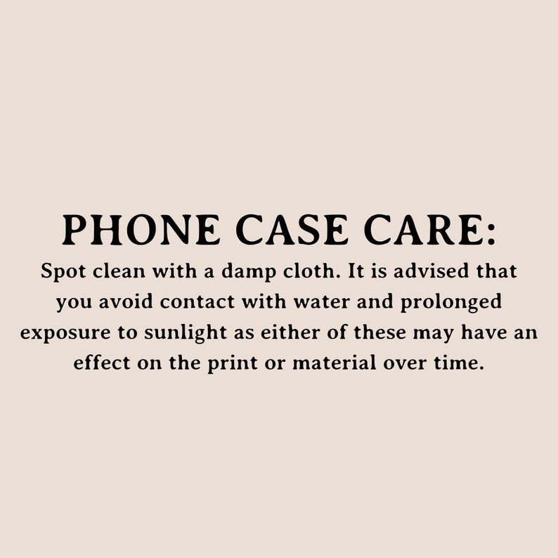 Op de afbeelding: Tekst op een witte achtergrond die luidt: "PHONE CASE CARE: Reinig met een vochtige doek. Het wordt geadviseerd om contact met water en langdurige blootstelling aan zonlicht te vermijden, omdat beide de print of het materiaal in de loop van de tijd kunnen aantasten."