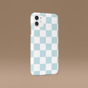 Op de afbeelding: Een witte telefoonhoes met een lichtblauw en wit geruit patroon. De hoes heeft een camera-uitsparing aan de achterkant.
