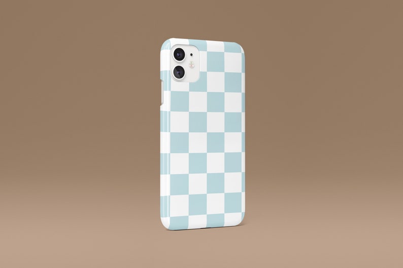 Op de afbeelding: Een witte telefoonhoes met een lichtblauw en wit geruit patroon. De hoes heeft een camera-uitsparing aan de achterkant.