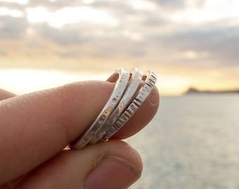 Stapelbare minimalistische ringen set voor de vrouw - Sterling zilver getextureerde geschenkringen set - Dunne stapelbare band cadeauringen voor moeder