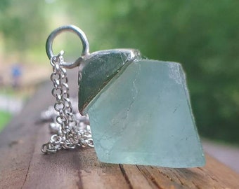 Green fluorite raw octahedron crystal stone boho necklace gift for mom – Natural crude fluorite gemsone boho pendant gift for her