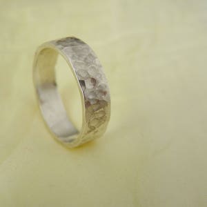Alianza moderna unisex con textura para parejas anillo de plata para el y para ella image 4