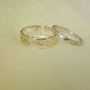Alianza moderna unisex con textura para parejas anillo de plata para el y para ella image 5
