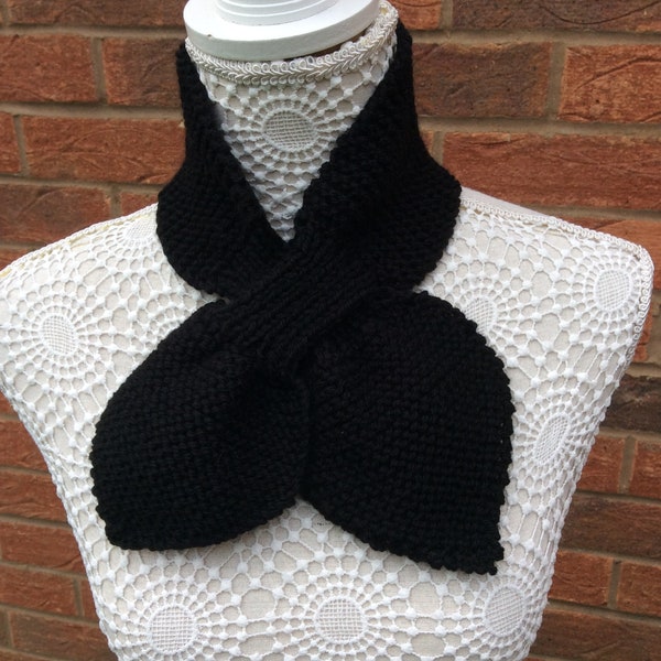 Écharpe ascot de style vintage des années 1940 tricotée à la main noire Miss Marple, mélange de laine d'alpaga texturé trou de serrure en boucle écharpe fendue noeud papillon enveloppement de cou