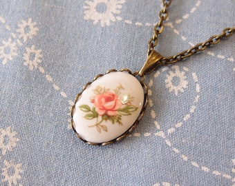 Collier à pendentif camée rose vintage