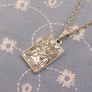 Collier pendentif carte de tarot en plaqué argent antique