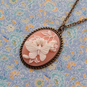 Collier à pendentif camée papillon pêche