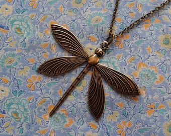Grand collier à pendentif libellule