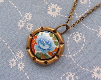 Antique Brass Round Floral Cameo Pendant Necklace
