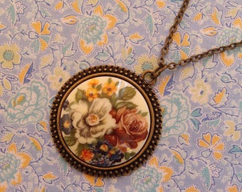 Antique Brass Round Floral Vintage Cameo Pendant Necklace
