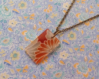 Collier rectangle orange et rouge avec pendentif en tissu de soie