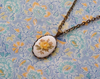 Vintage Yellow Rose Cameo Pendant Necklace