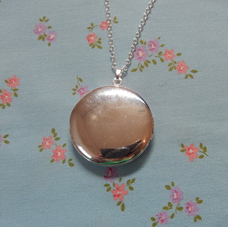 Round Silver Plated Lone Surfer Locket Pendent Necklace image 3