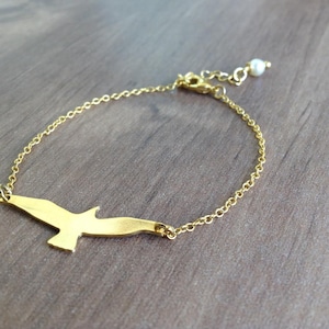 Dainty Bird Bracelet, Minimal Gold Bracelet,  Friendship Bracelet, Gold Bird Bracelet, Nature Jewelry, Gift Under 20,Pearl