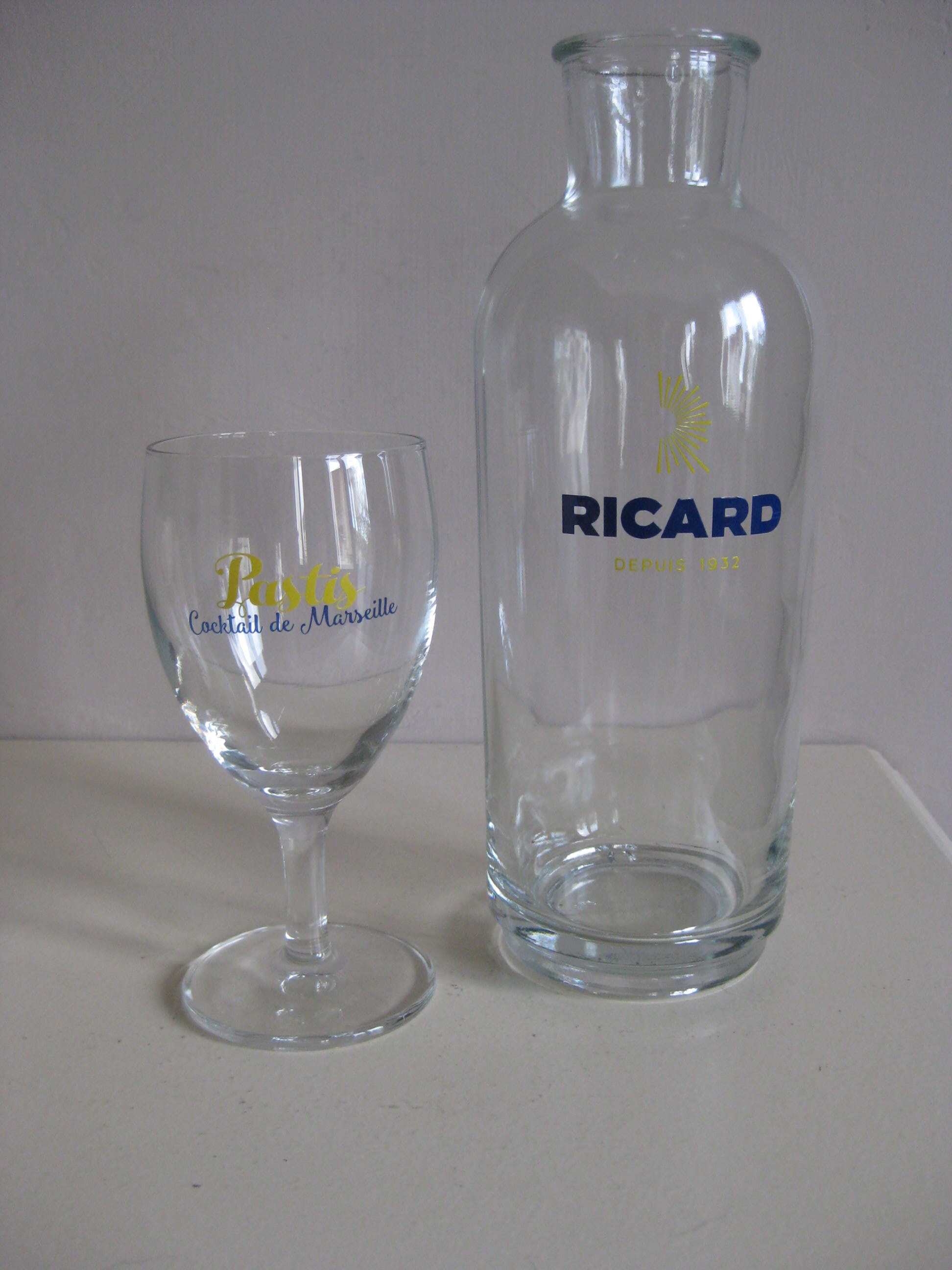 Français Carafe d'eau Ricard Pour La Français Boire Du Pastis et Un Verre de Pastis.