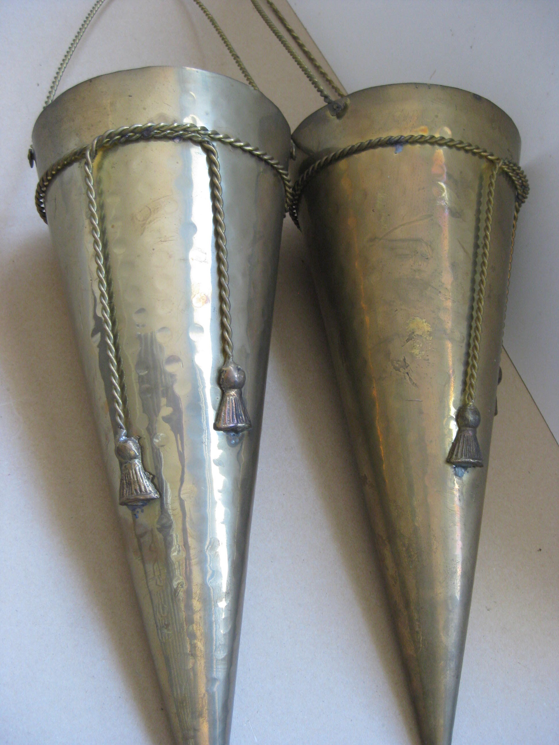 Paire de Pendentifs Ornés Plantes en Laiton Français.