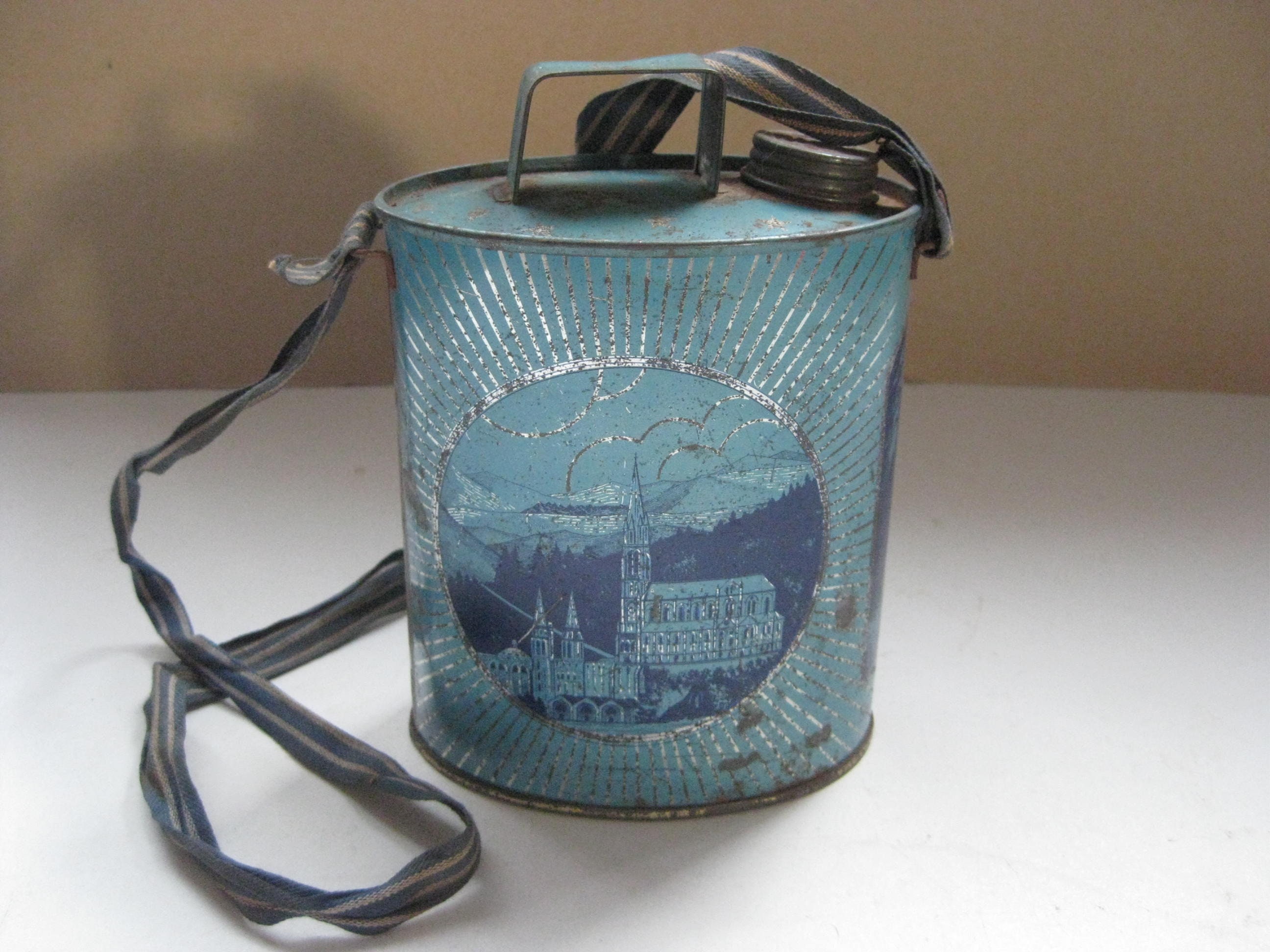 Souvenir de Lourdes, Une Bouteille d'eau Bénite Joliment Décorée.