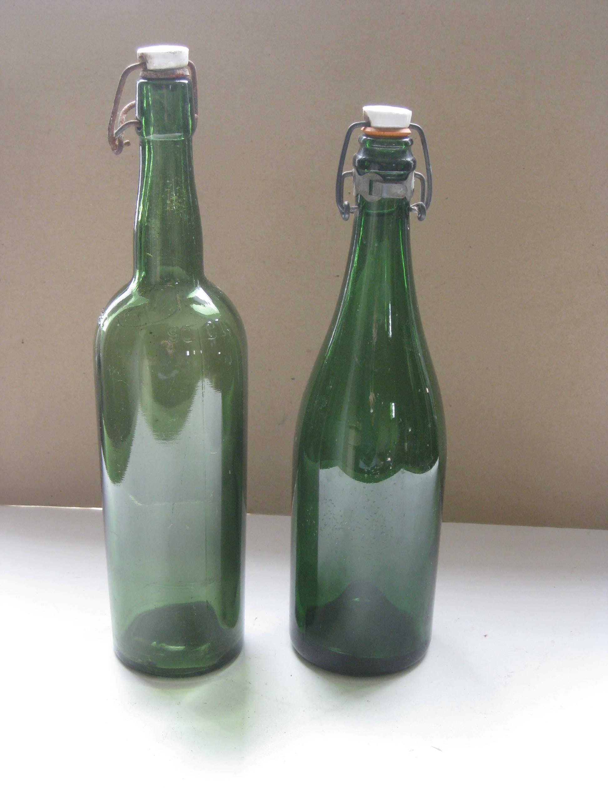 2 Bouteilles Français en Verre Vert avec Arrêt Porcelaine.