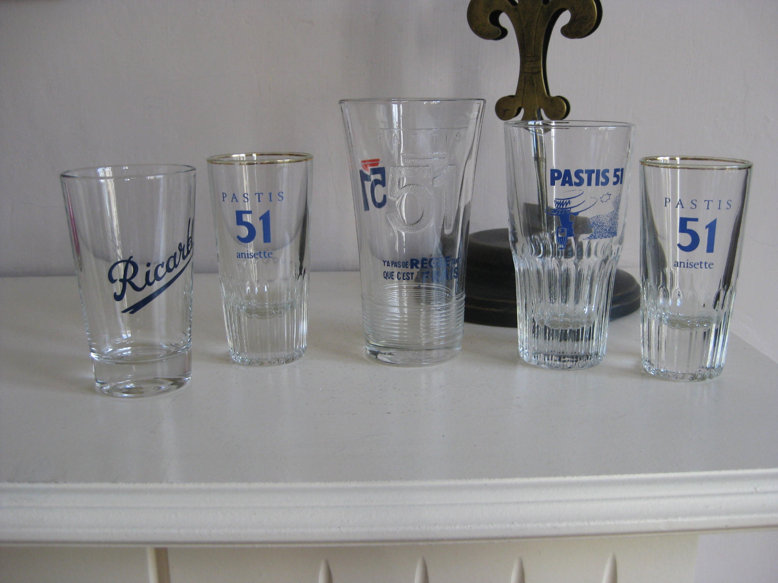 Ensemble de 5 Verres Différents Pour Les Français Boire Du Pastis.