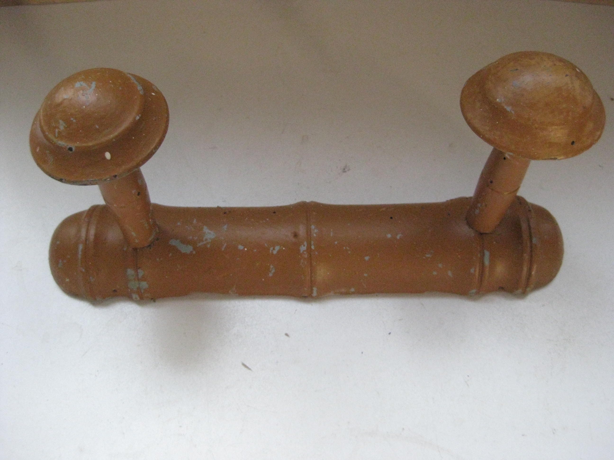 Porte-Manteau Vintage Français en Bois avec 2 Boutons.