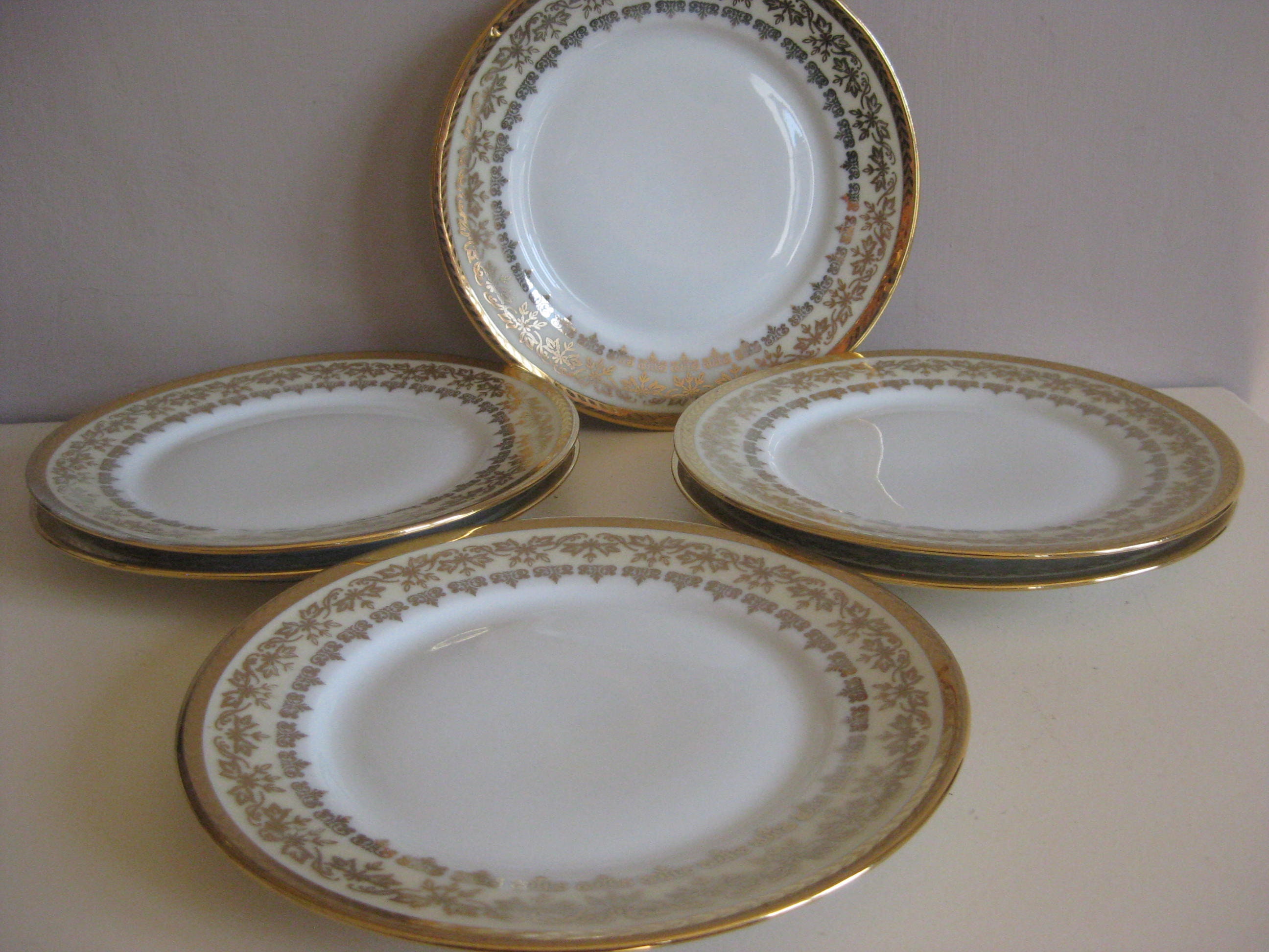 Français Ensemble de 6 Plaques Rondes en Poterie Blanche Décorées d'or.