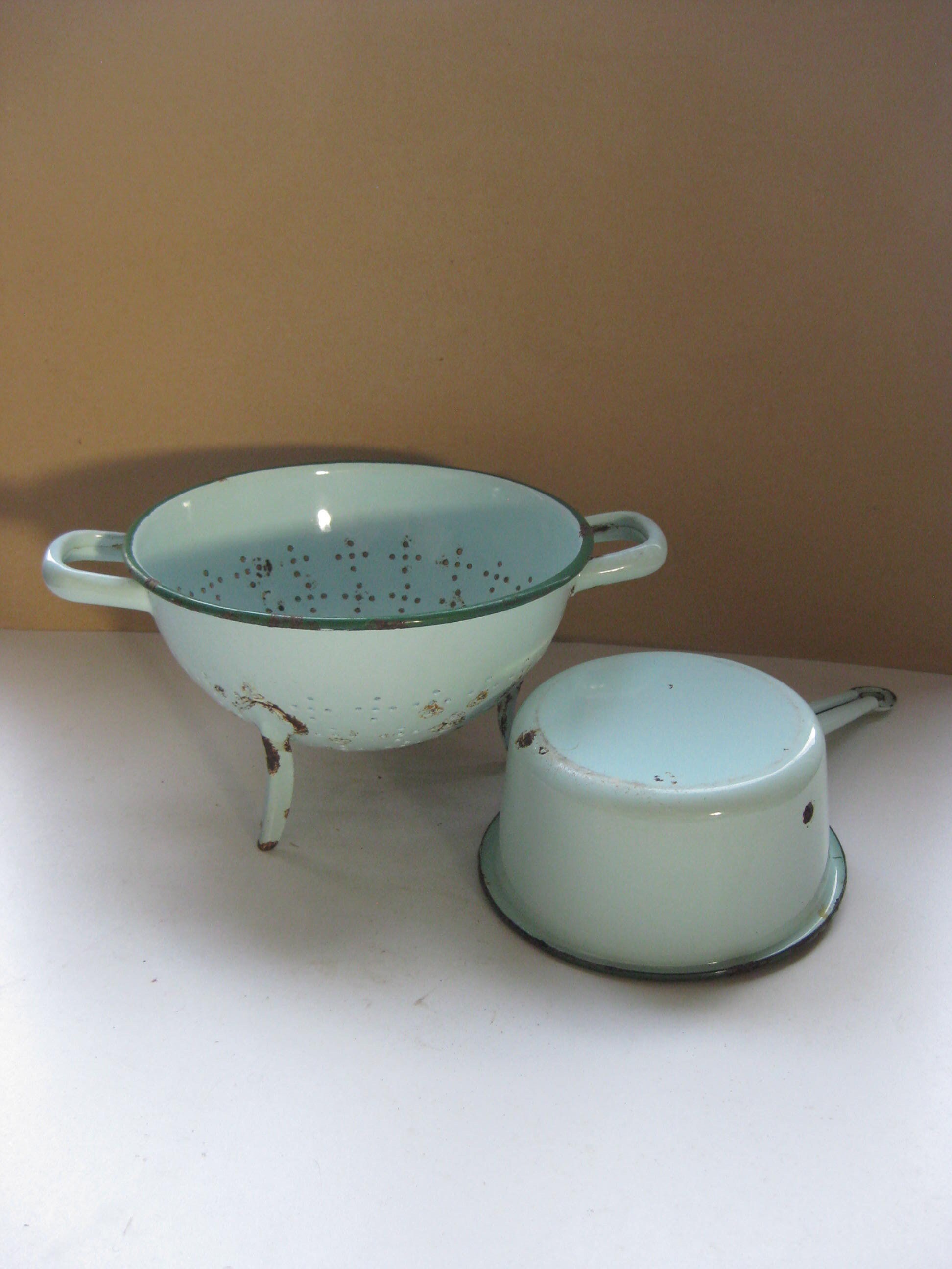 Millésime Français Passoire en Émail Vert et Une Casserole.
