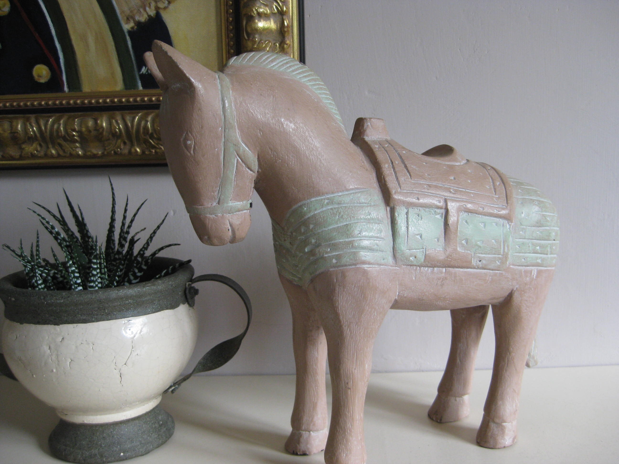 Beau Cheval en Bois Beige et Vert Doux.