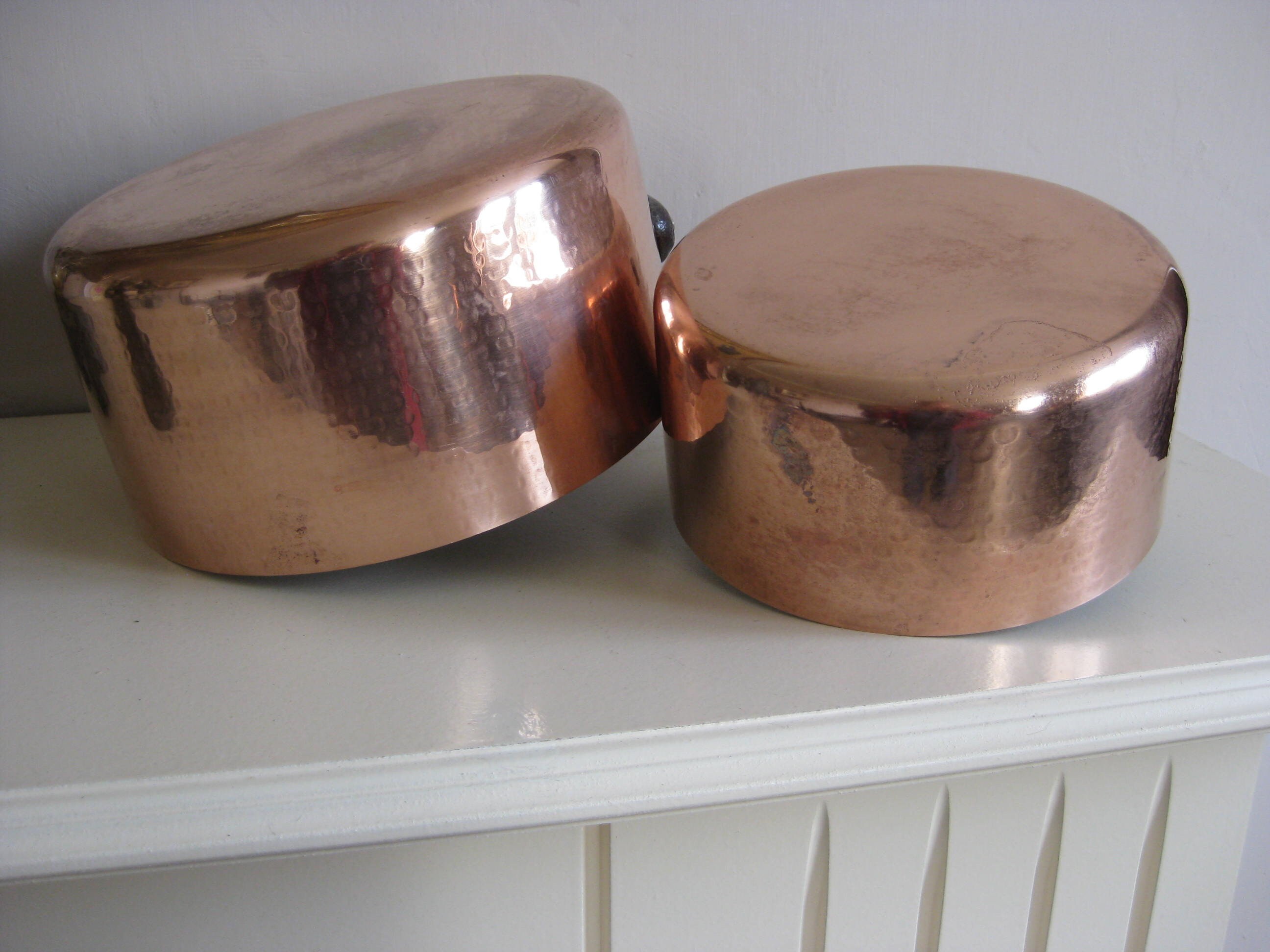 2 Français Casseroles en Cuivre Martelées Assorties.