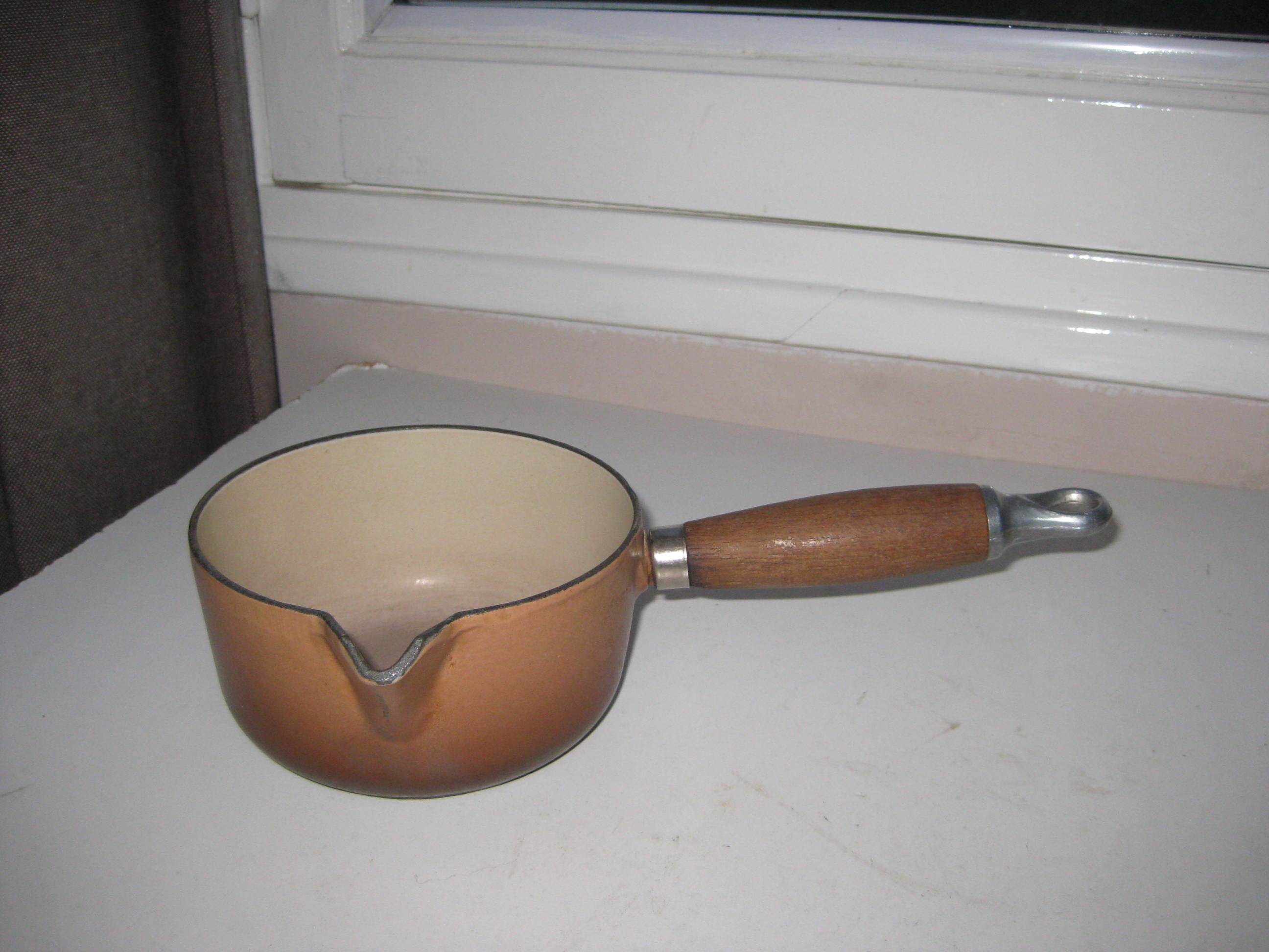 Le Creuset Français Casserole en Fonte Émail Brun-Beige avec Manche Bois.