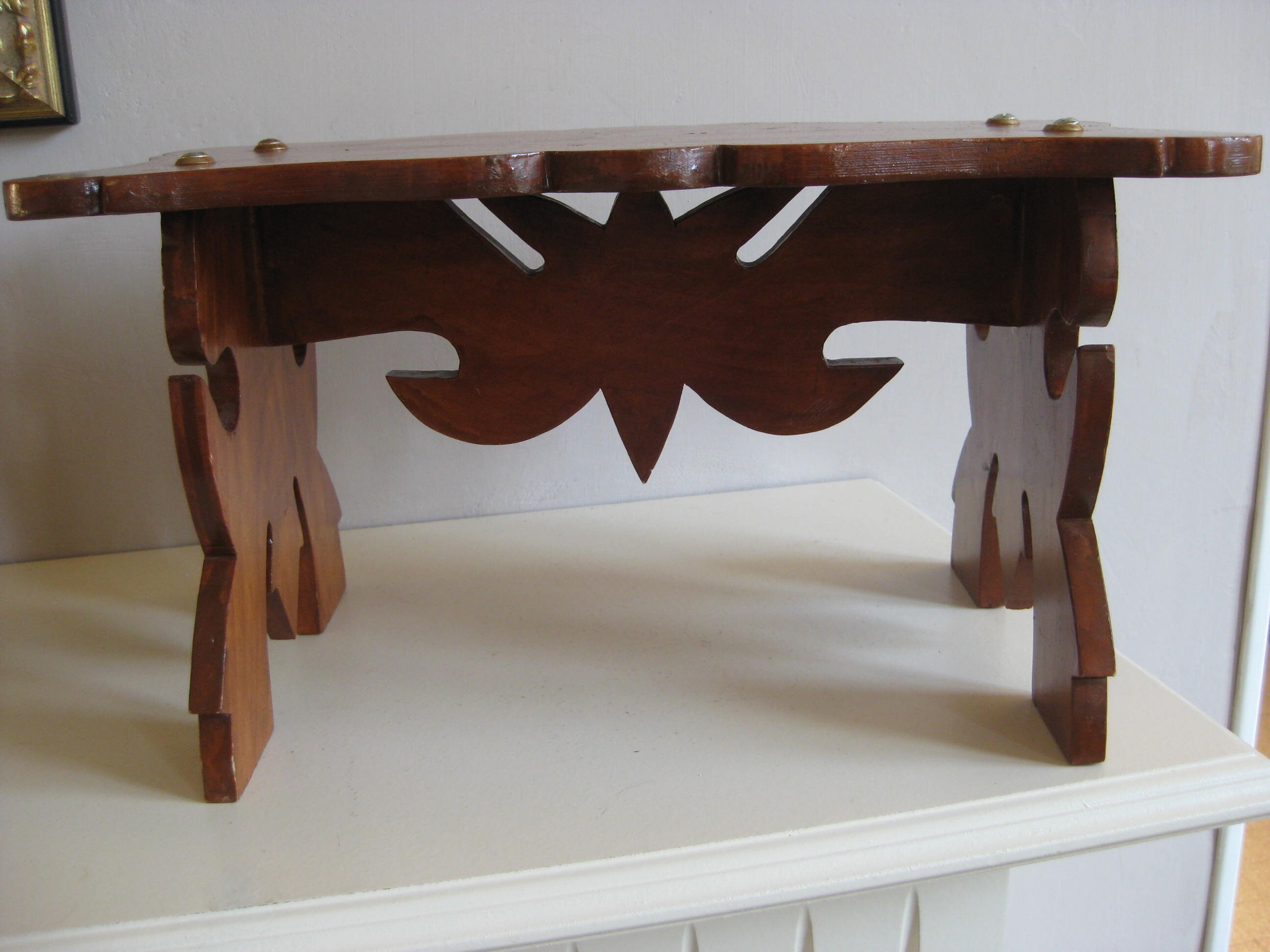 Beau Repose-Pieds en Bois Vintage Français Marron.