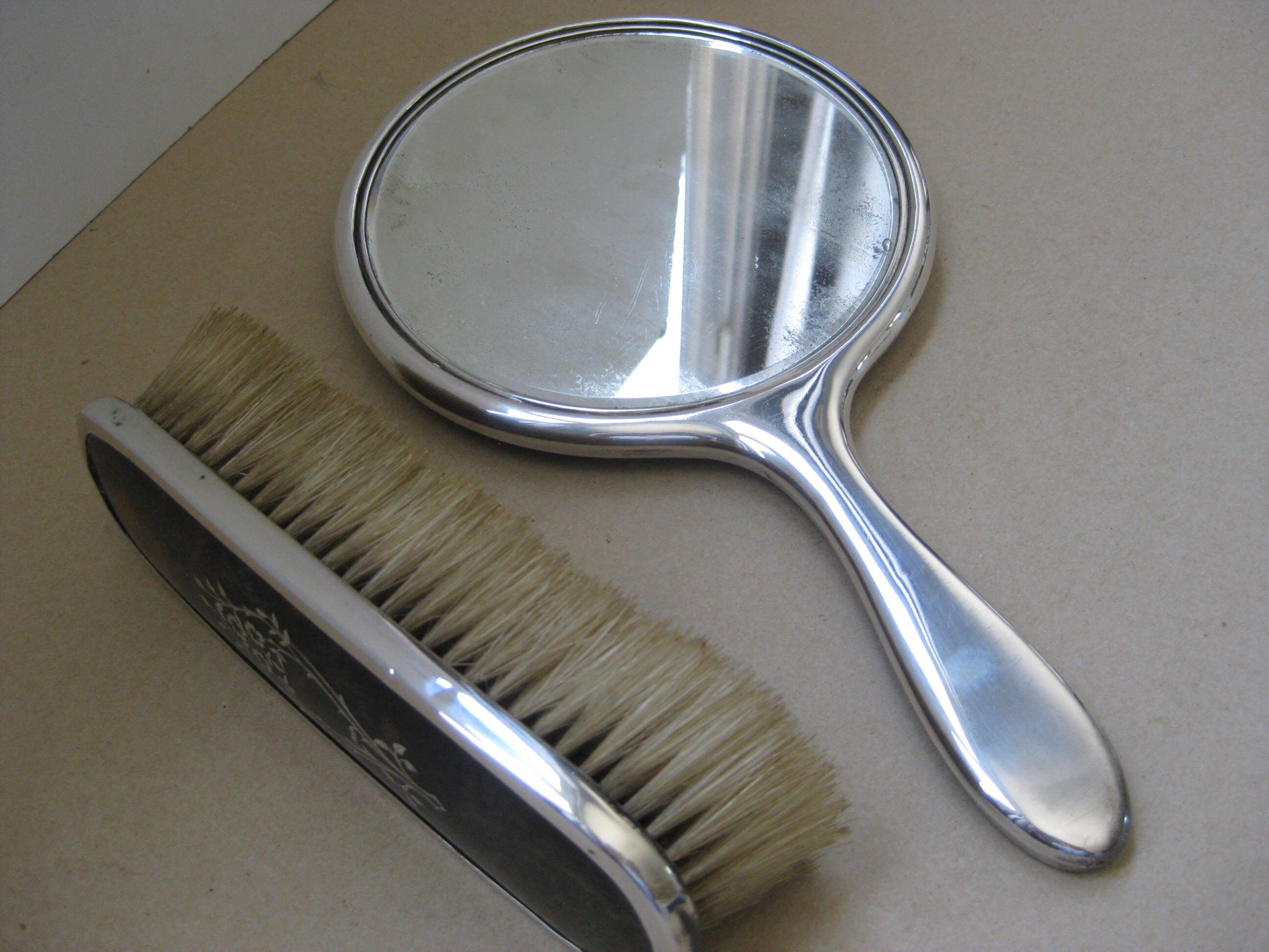 Miroir à Main Plaqué Argent Magnifiquement Décoré avec Brosse de Vêtements Assortie.