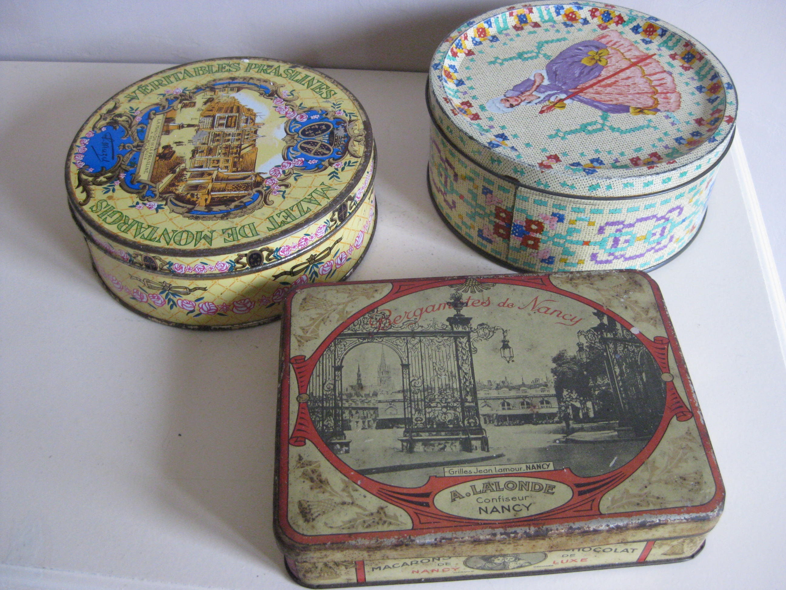 3 Boîtes Décoratives Dont Une Anglaise et Deux Français.