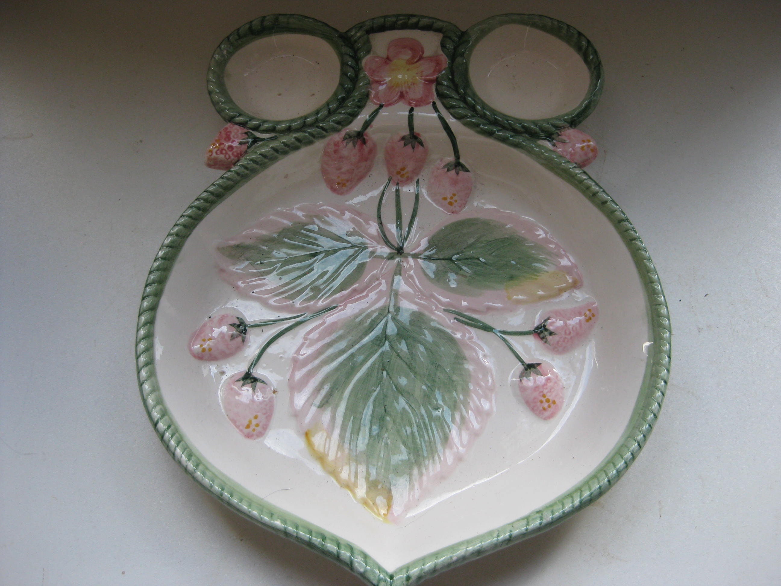 Français Plat de Fraise Poterie Majolica Blanc.