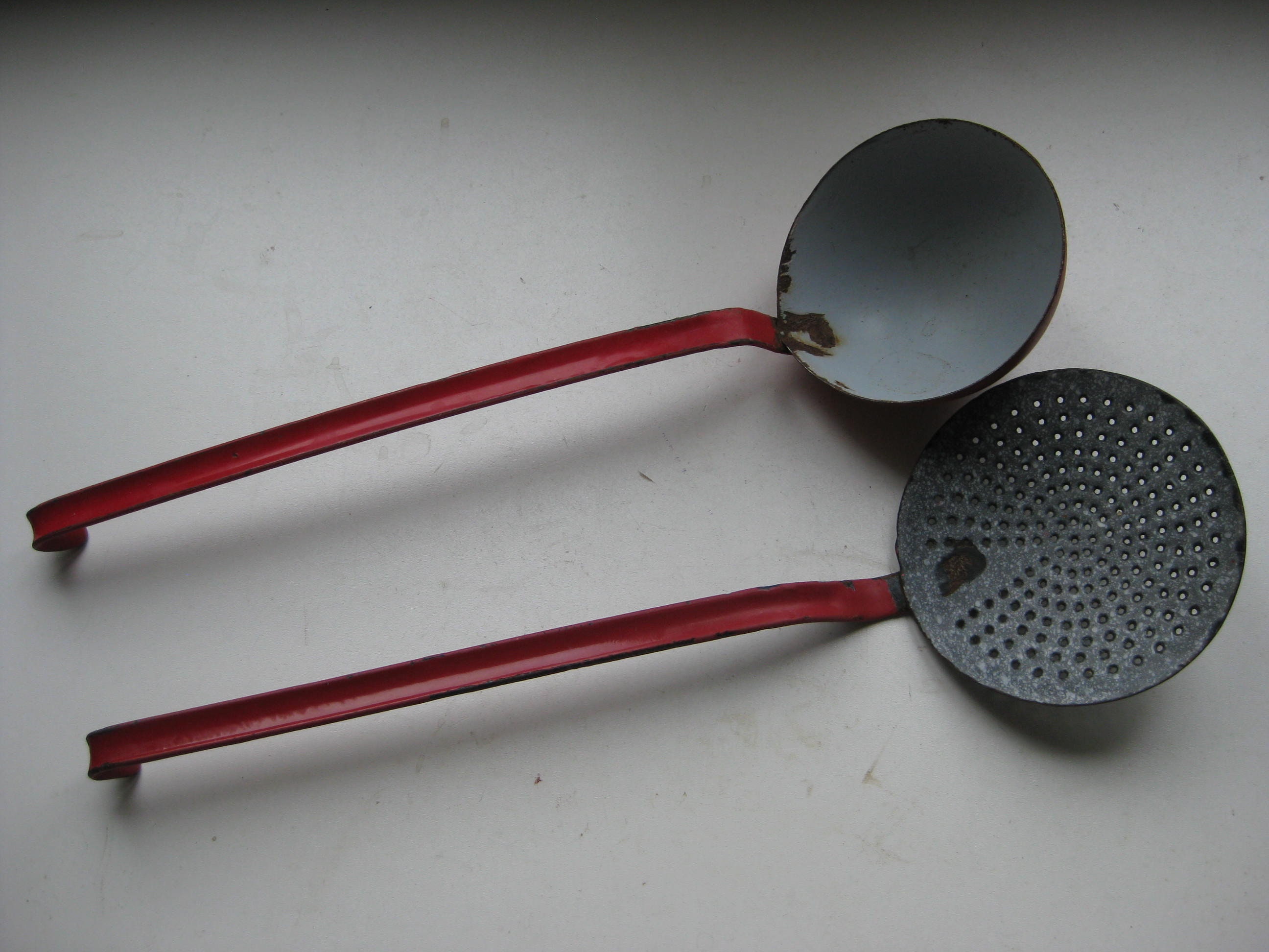 Ensemble de 2 Assistants Cuisine en Émail Rouge, Loucher et Copeaux Mousse.