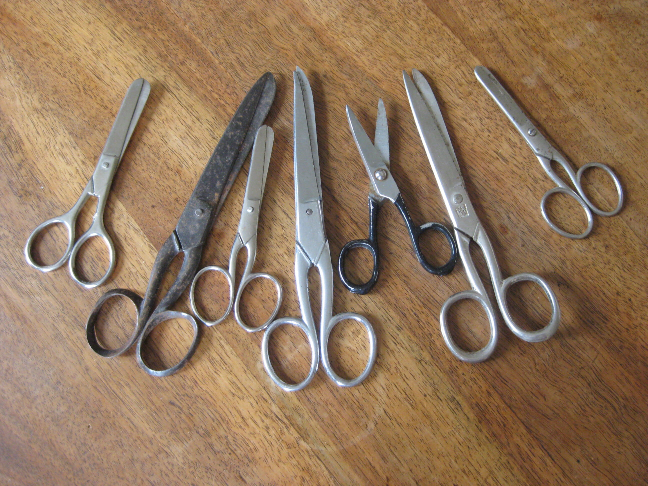 Français Ensemble de 3 Grands Ciseaux et 4 Petits.